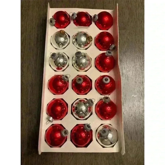 Vintage Pyramid Glass Holiday Christmas tree Ornaments Set of 18 Red & Silver - Picture 2 of 7